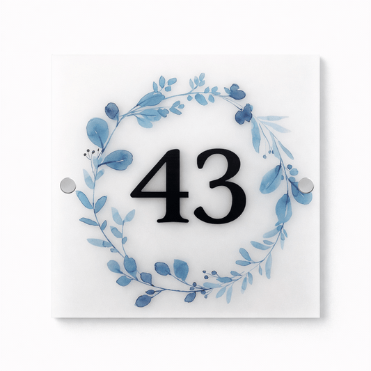 Dørskilt i frostet akryl – Blå Bladkrans & Husnummer – 20x20 cm - MoodTiles