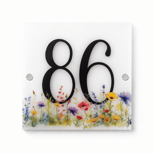 Dørskilt i frostet akryl – Husnummer & Vilde Blomster – 20x20 cm - MoodTiles