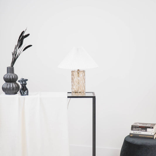 Housevitamin Bordlampe med glasfod - ravgult glas - MoodTiles