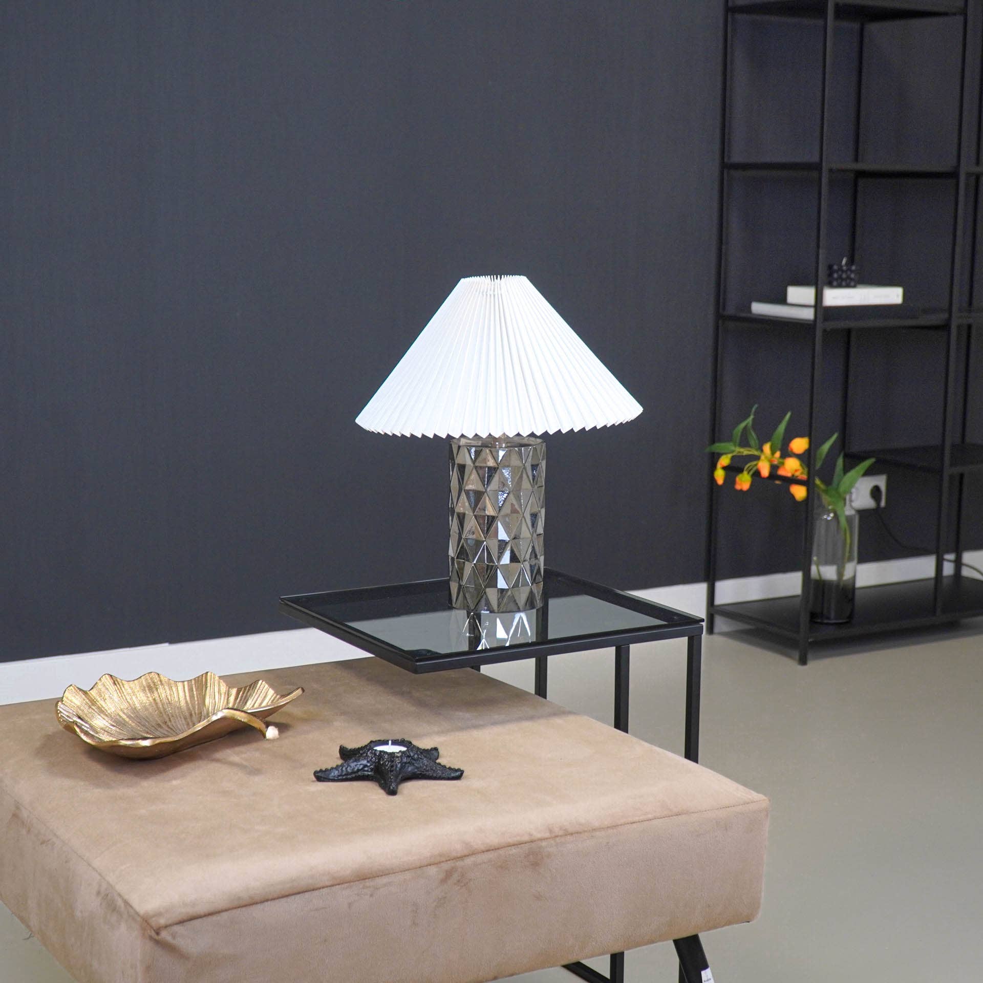 Housevitamin Bordlampe med glasfod - røgglas - MoodTiles