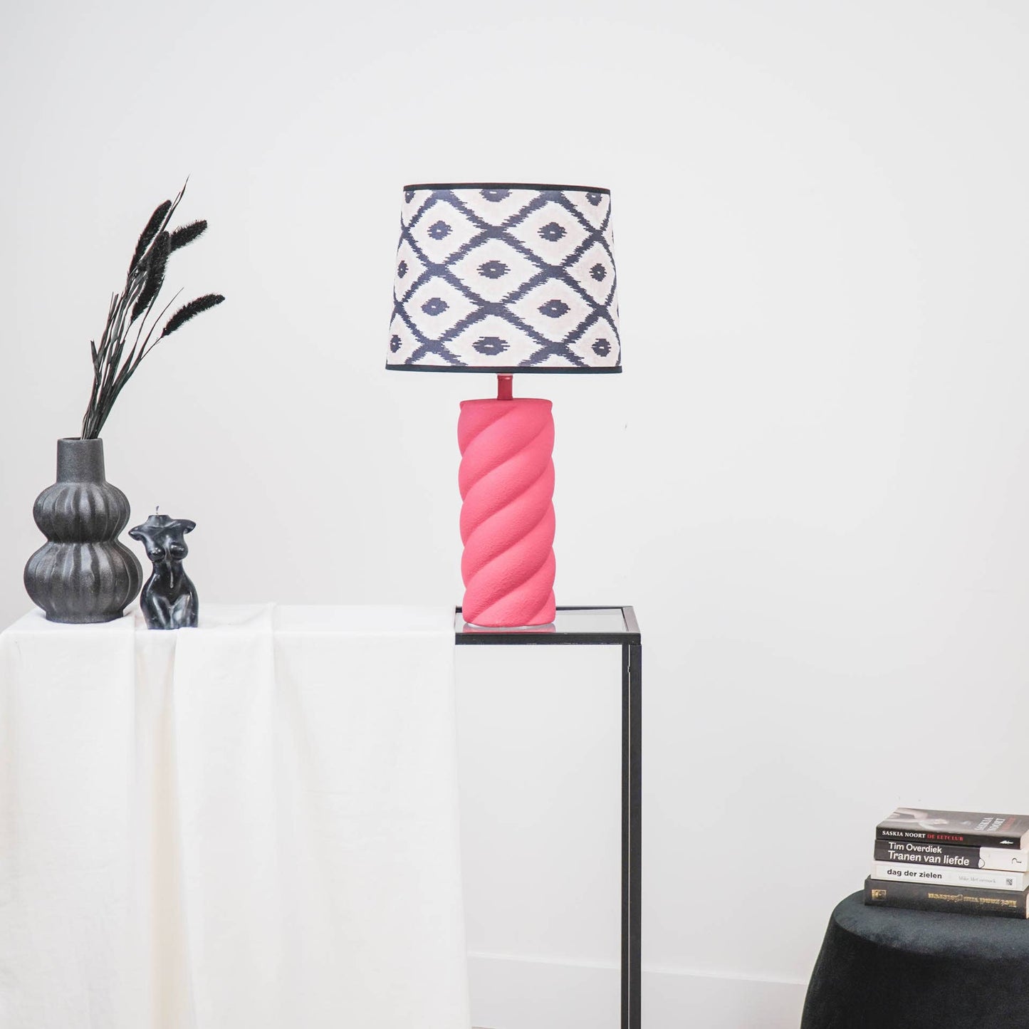 Housevitamin Twisted Candy Bordlampe - Keramik - Neon Pink - MoodTiles