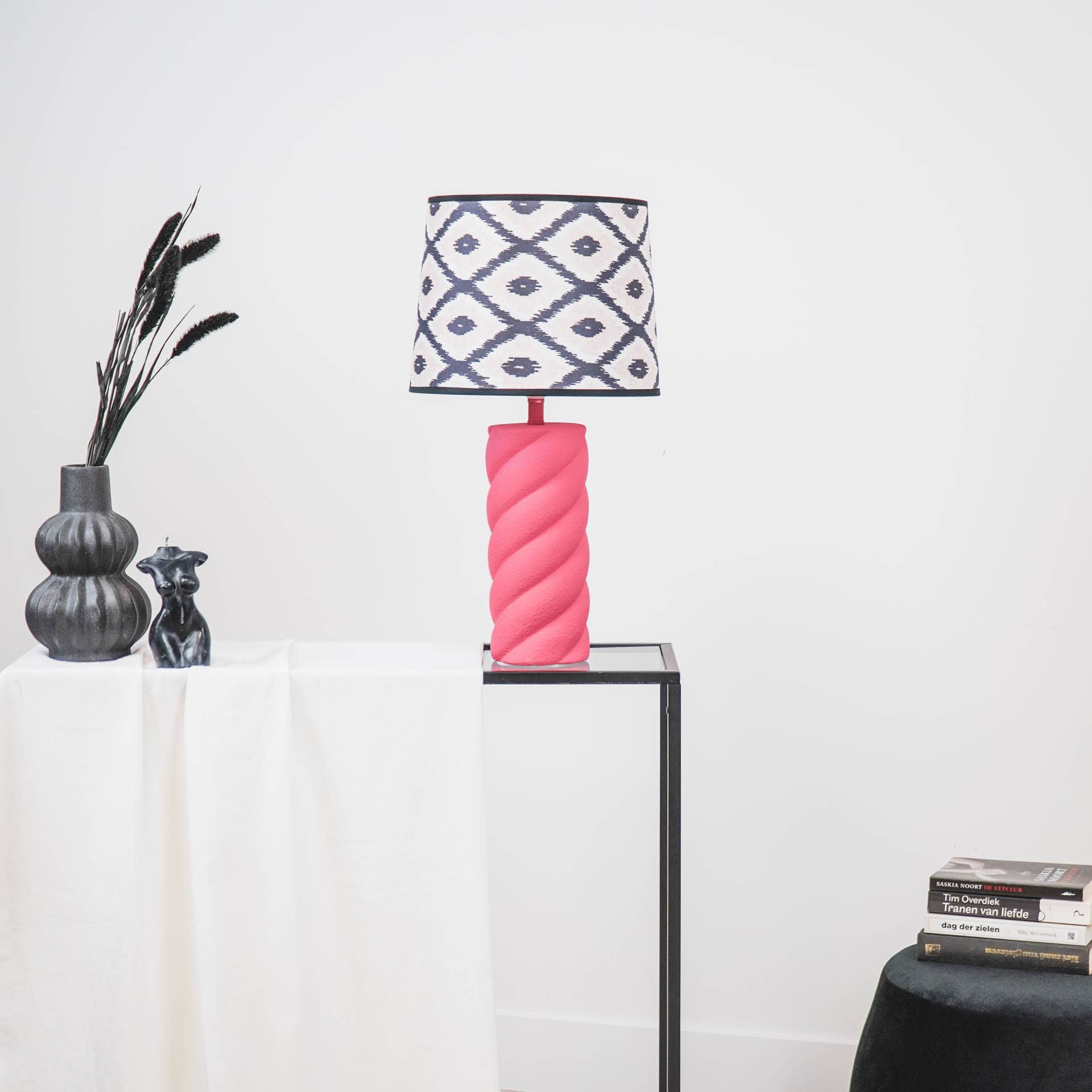 Housevitamin Twisted Candy Bordlampe - Keramik - Neon Pink - MoodTiles