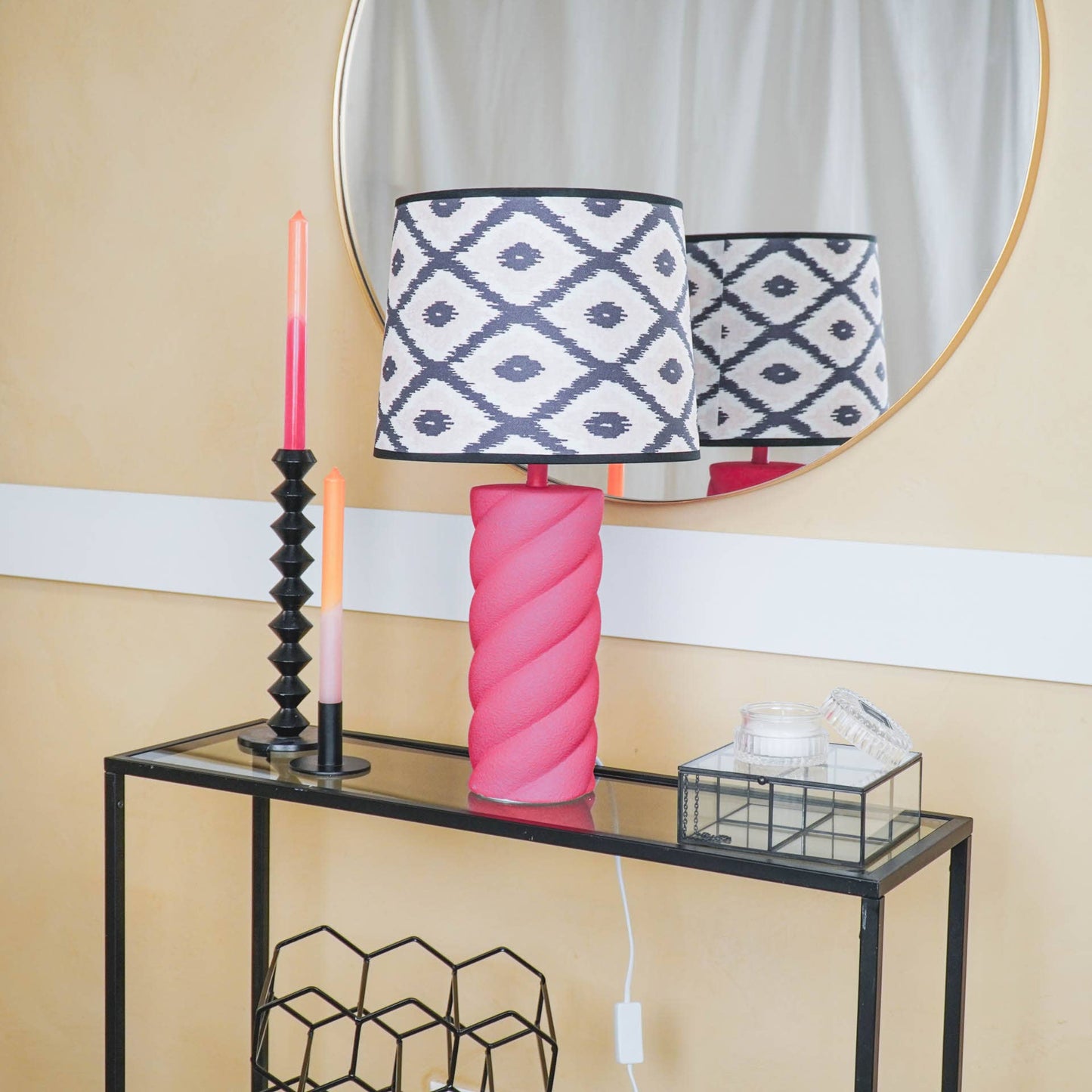 Housevitamin Twisted Candy Bordlampe - Keramik - Neon Pink - MoodTiles