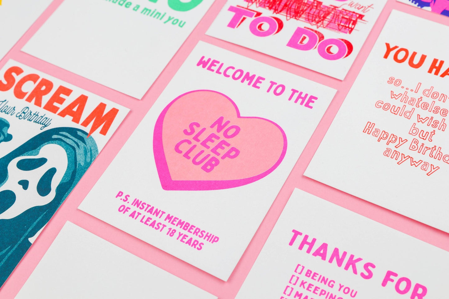 Ingen søvn klub pink neon Risograph Postkort - MoodTiles