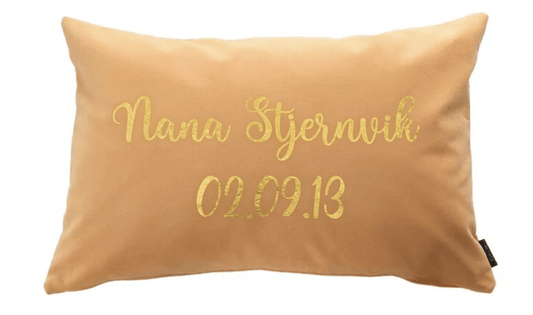 Kopi af Velourpude med navn og dato - flere farver 40x60cm - MoodTiles