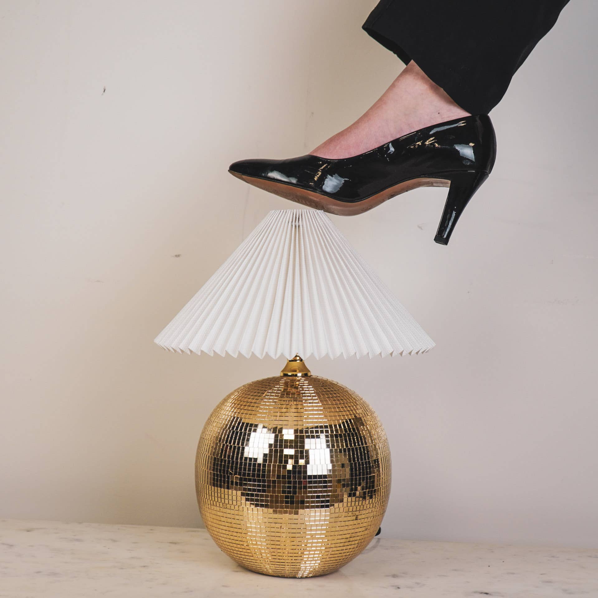 Lampe - Bordlampe Diskokugle - Glas - Guld - 20x20x20cm - MoodTiles