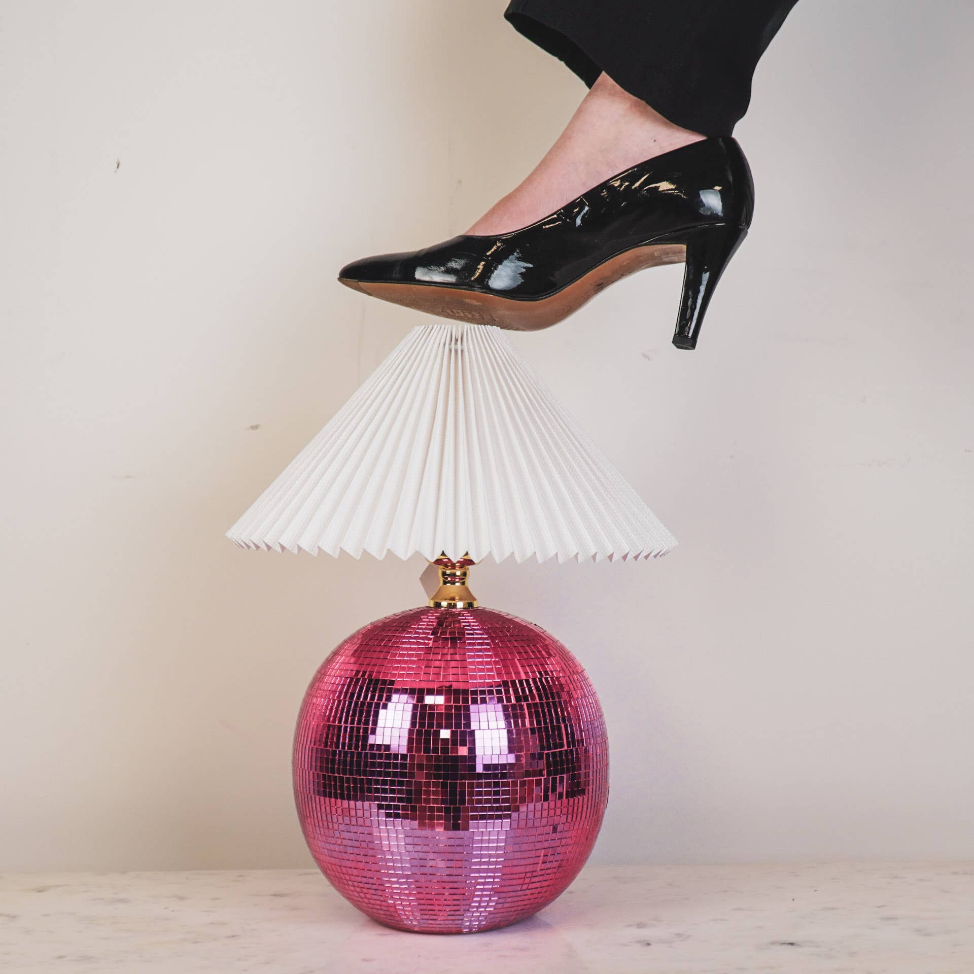 Lampe - Bordlampe Diskokugle - Glas - Pink - 20x20x20cm - MoodTiles