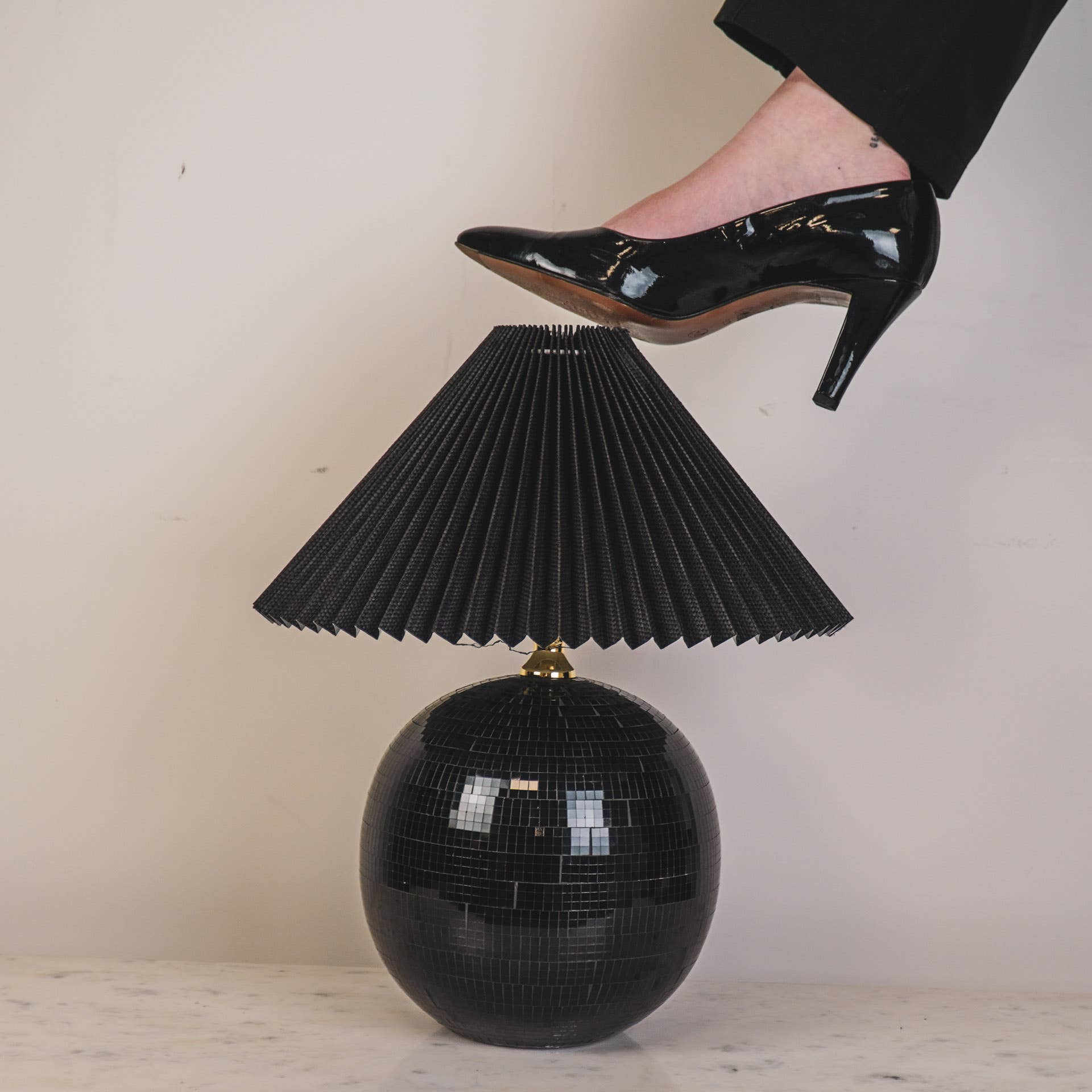 Lampe - Bordlampe Diskokugle - Glas - Sort - 20x20x20cm - MoodTiles