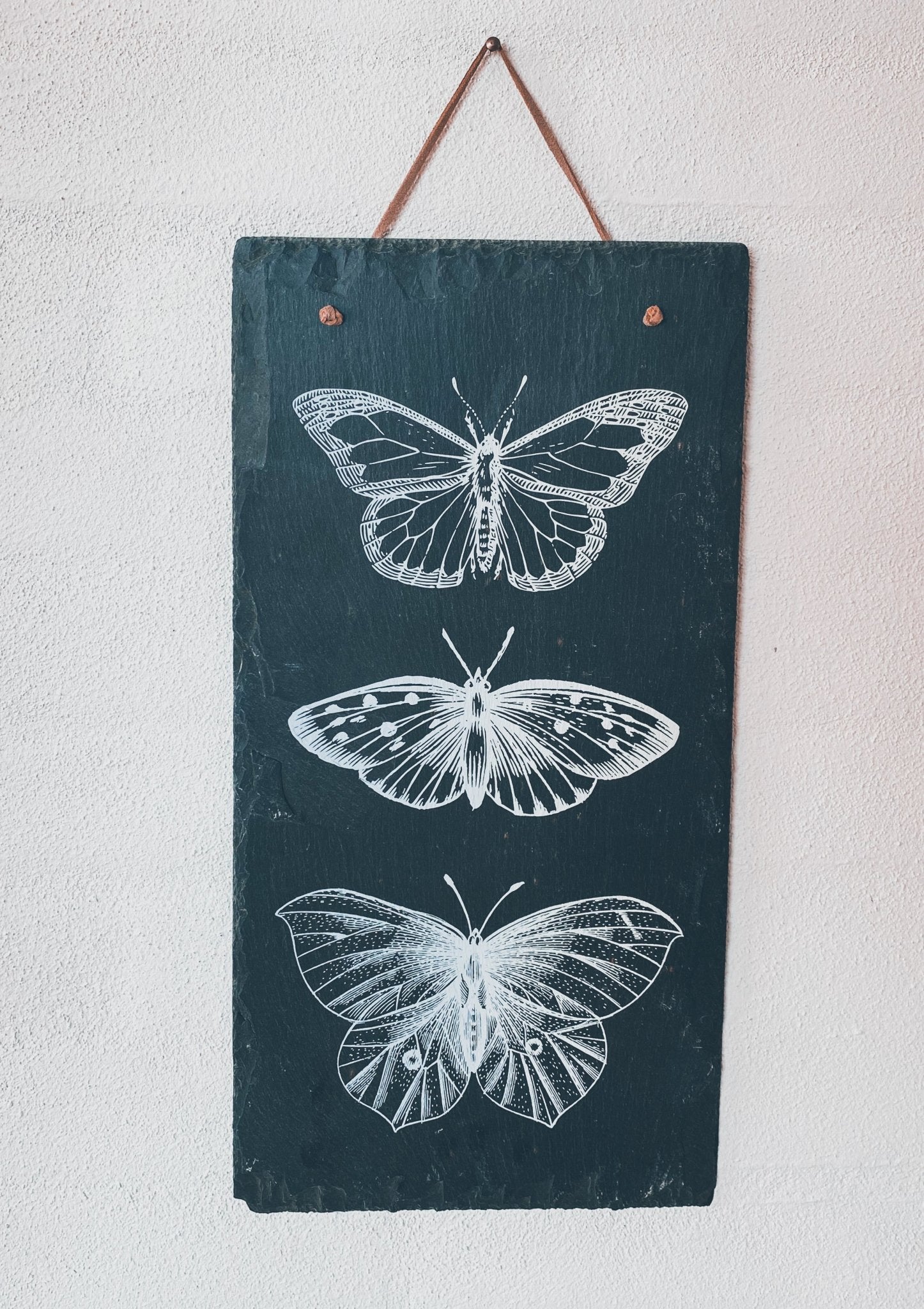 Skiferskilt med 3 sommerfugle i hvid, trykt på med uv print.