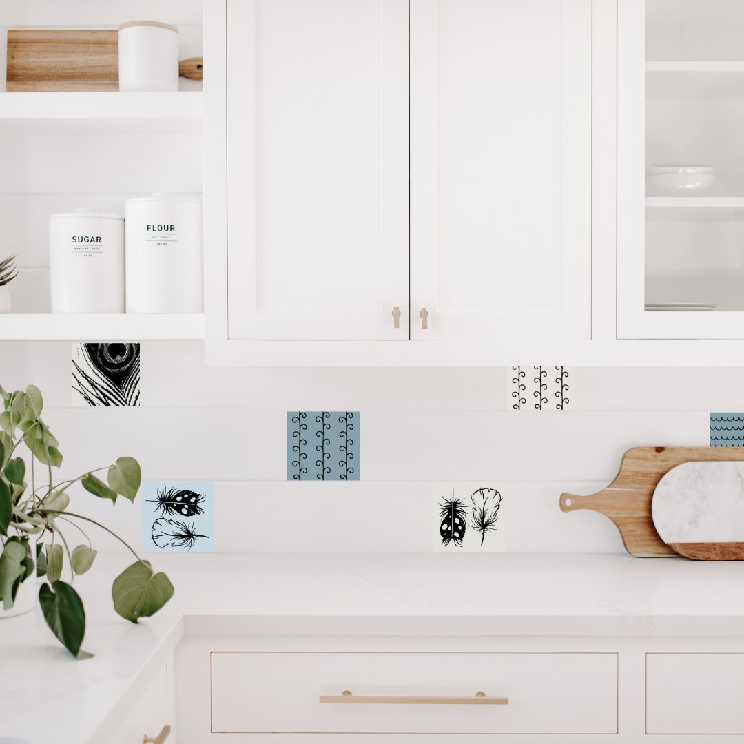 Flisestickers eller fliseklistermærker fra MoodTiles med motiv af fjer og finurlige streger. I blå og grålige nuancer.