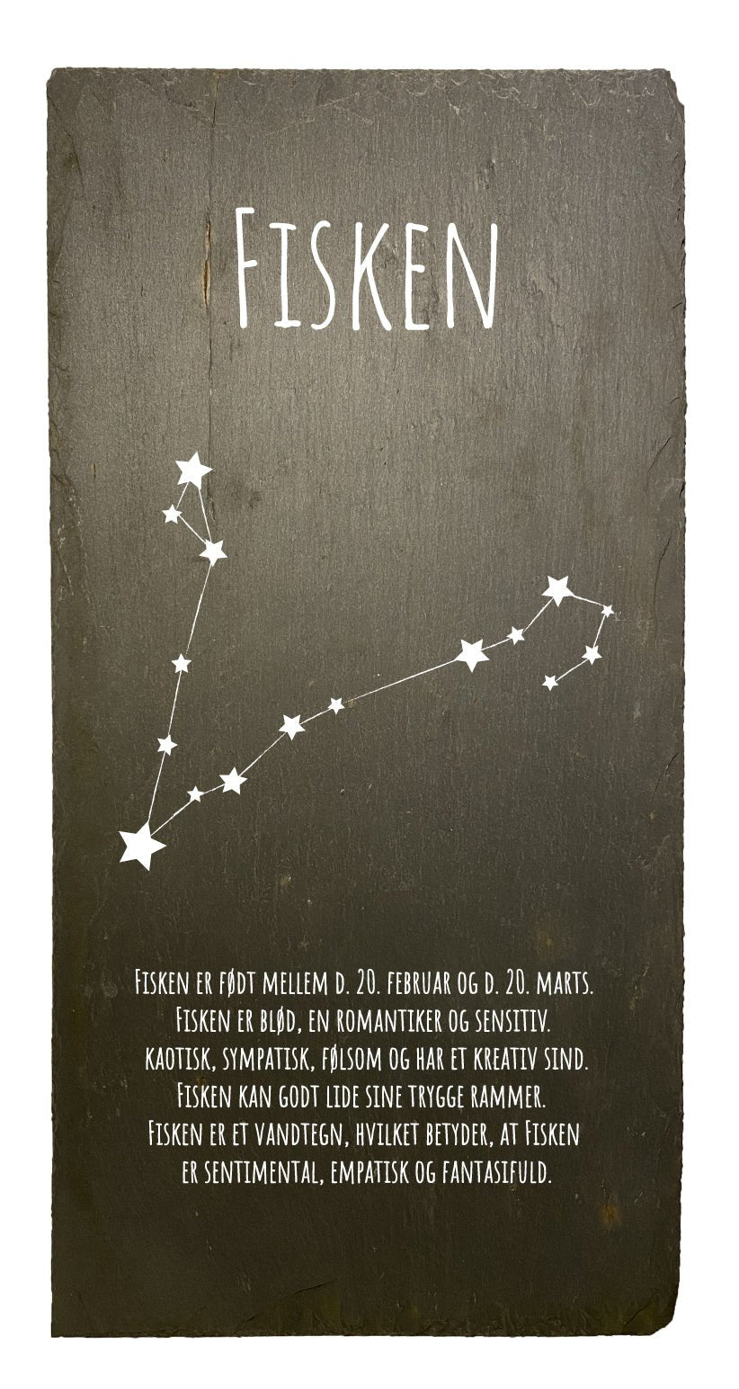 Smukt stjernetegn lavet på en skiferplade som måler 20x40cm. Der er tale om genbrugsskifer fra gamle bygninger i Danmark, der må derfor forventes patina og brugsspor. Hvert stjernetegn er der unik og kan godt afvige fra hinanden i skiltets udtryk.