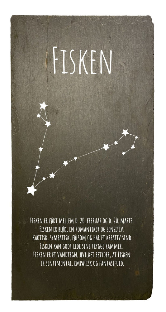 Smukt stjernetegn lavet på en skiferplade som måler 20x40cm. Der er tale om genbrugsskifer fra gamle bygninger i Danmark, der må derfor forventes patina og brugsspor. Hvert stjernetegn er der unik og kan godt afvige fra hinanden i skiltets udtryk.