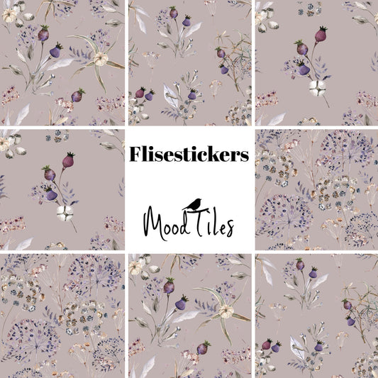 Flisestickers med flotte blomster i lilla nuancer. Meget morderne og nordisk inspireret. Der er 8 flisestickers i pakken og er enten 15x15cm eller 20x20cm