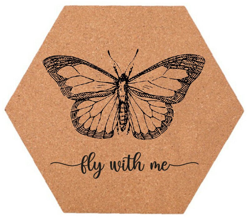 Bordskåner lavet ud af kort. Sekskantet og med et sort tryk af en sommerfugl og citat; fly with me. 