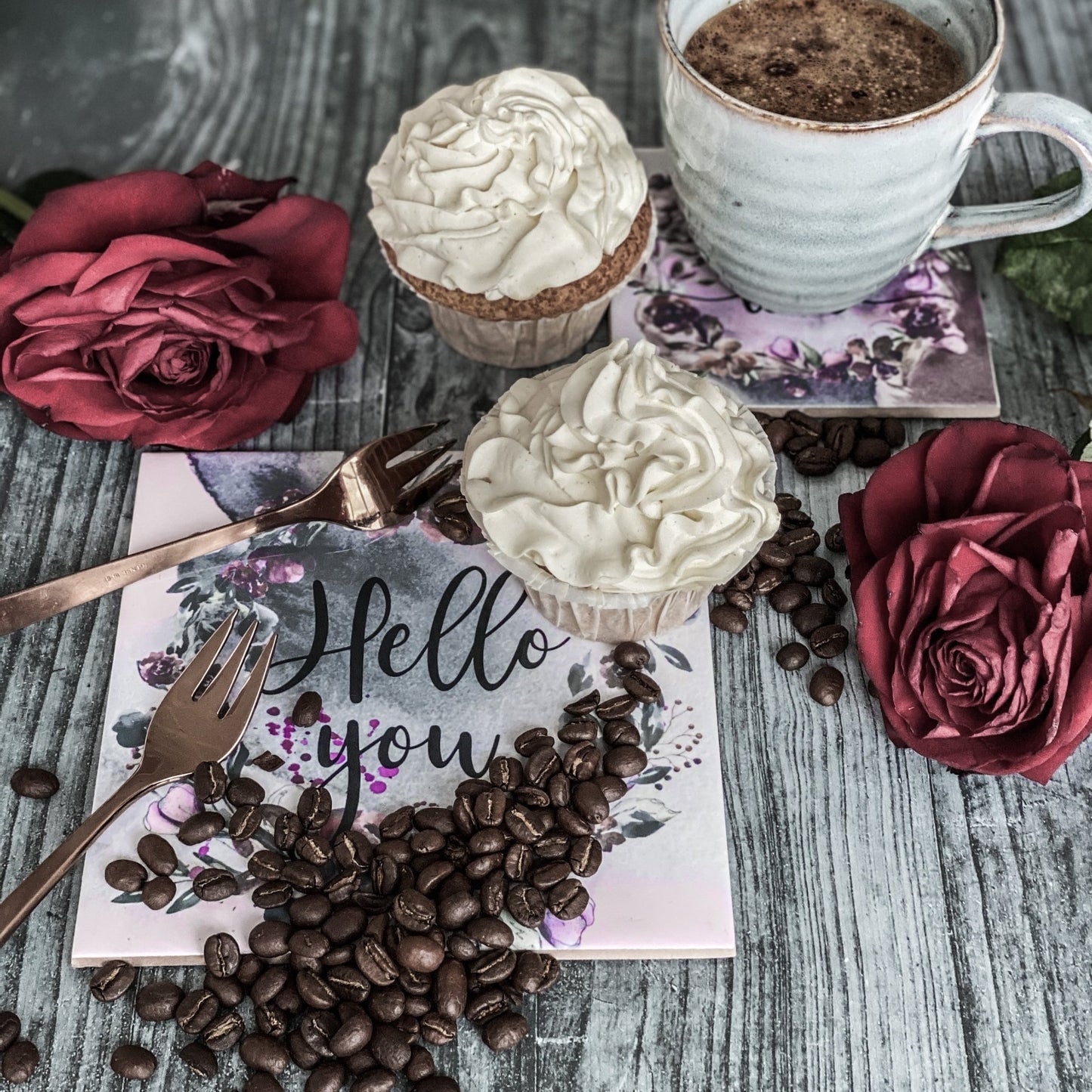 Smukke og elegante fliser som her er brugt som bordskåner og glasbriket. Kan bruges som kagetallerken. På billedet er der kaffe og små lækre cupcakes