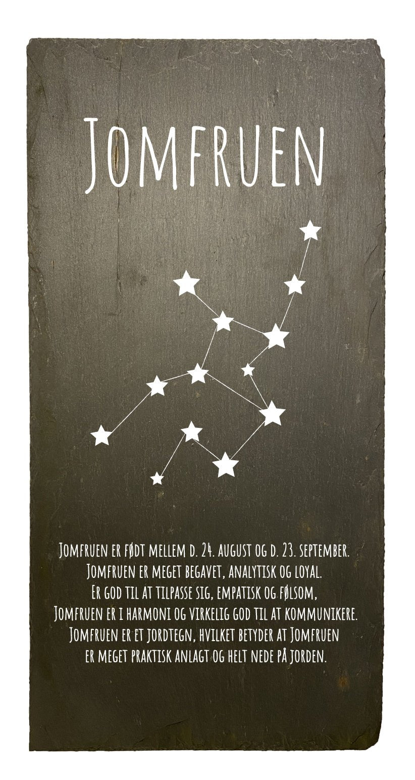 Smukt stjernetegn lavet på en skiferplade som måler 20x40cm. Der er tale om genbrugsskifer fra gamle bygninger i Danmark, der må derfor forventes patina og brugsspor. Hvert stjernetegn er der unik og kan godt afvige fra hinanden i skiltets udtryk.