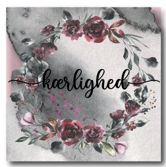flise med blomsterkrans og tekst kærlighed. I flot vandfarve udtryk. Flisen er grå med mørk røde/ lilla nuancer. Rigtig sød og elegant flise, om kan bruges under vandglasset, som bordskåner eller som et dekorativt emne på væggen. Dog skal der så tilkøbes ophæng.