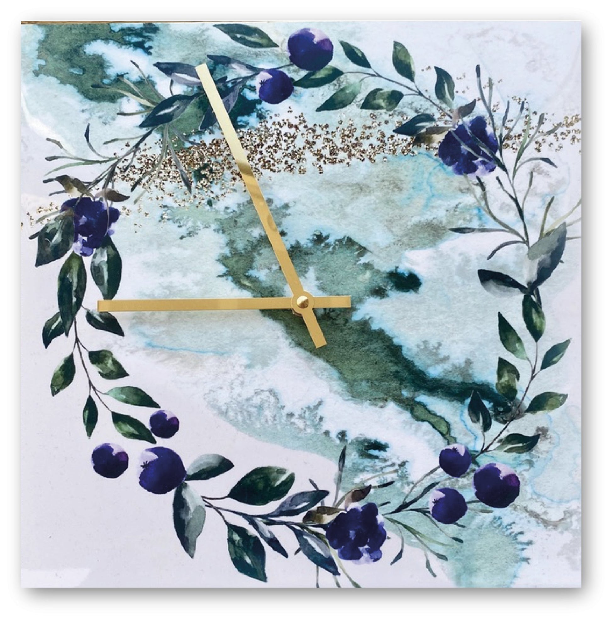 vægur fra MoodTIles med messing visere. grønne farver og blomsterkrans