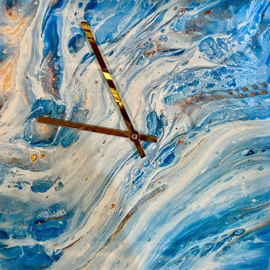 Flot vægur med blå marmor effekt. Messing visere. Uret er firkantet og måler 30x30cm