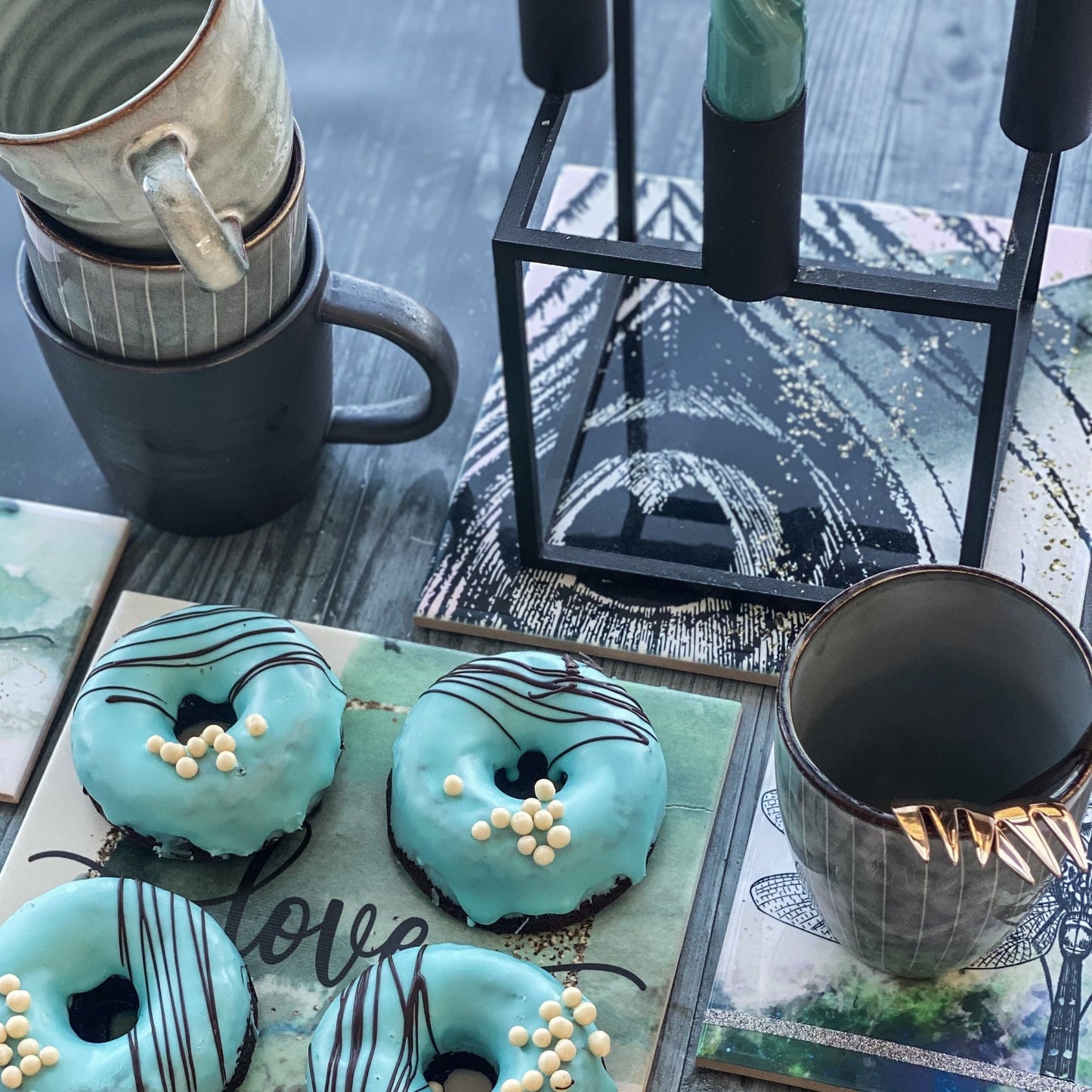 lækkert kagefad, smuk bordskåner, eller dekorativ bakke til at stille din kubus på. kaffekopper og donuts.