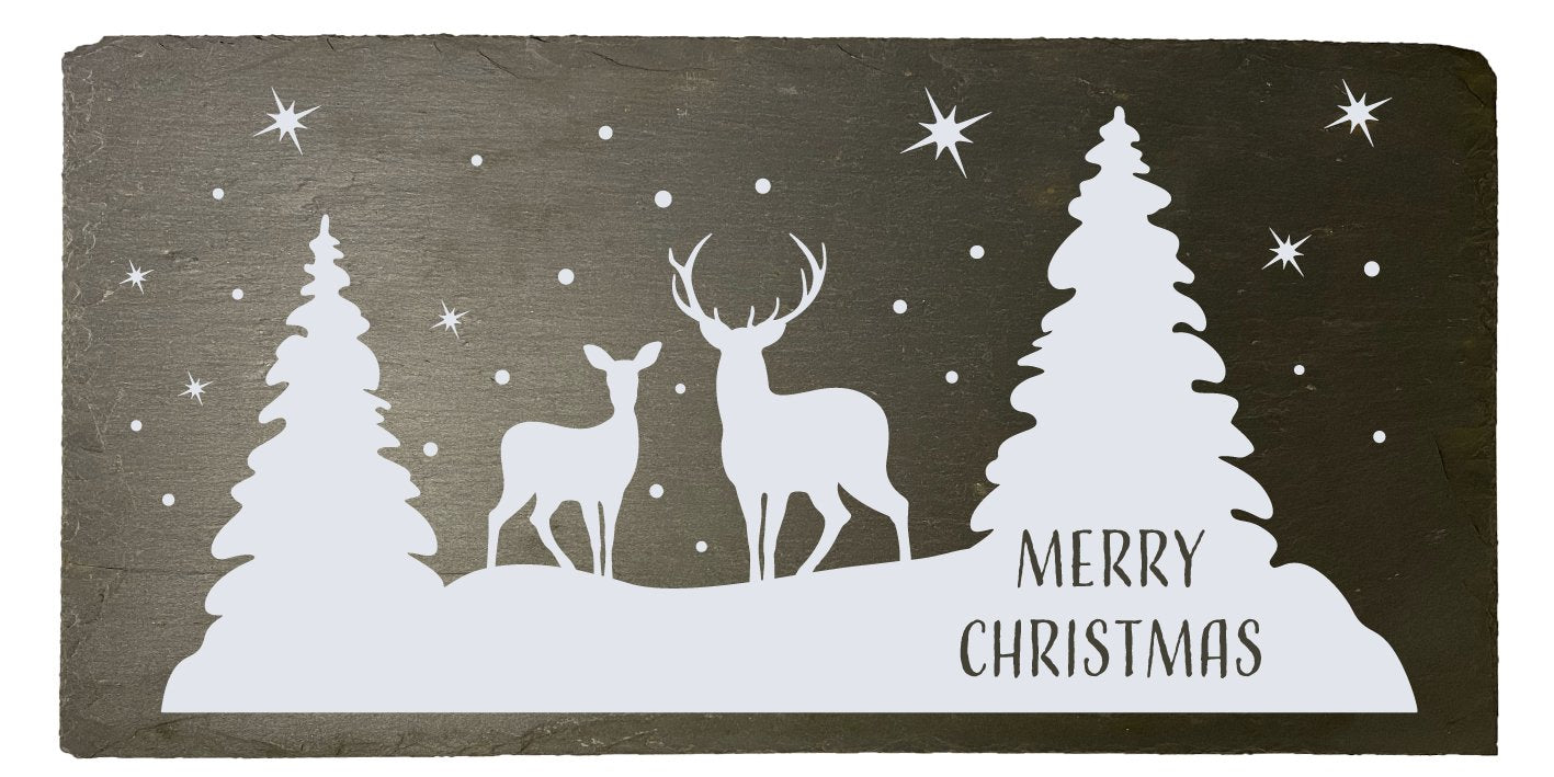 skilt af skifer, skiferskilt med billede af to hjorte i skoven med stjerner og sne. Der er tekst på skiltet som siger Merry Christmas