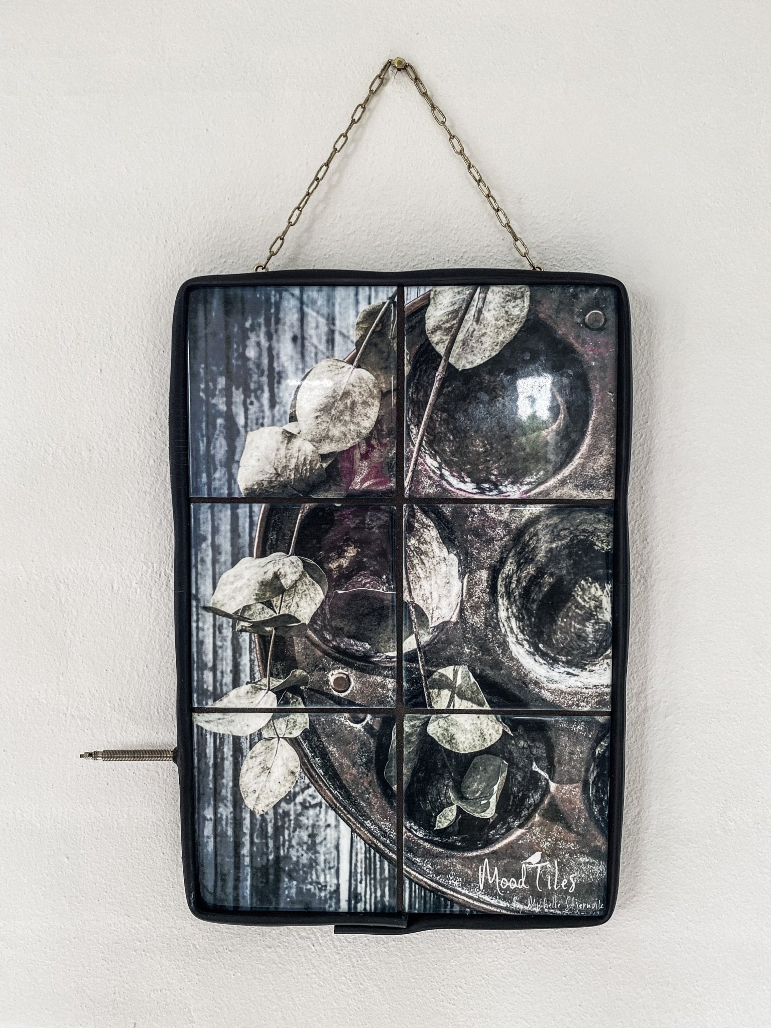 Smukt flisebillede som er et fotografi af en gammel kobber æbleskive pande. Ramme af cykelslange og messing kæde til ophæng. måler 22x34cm