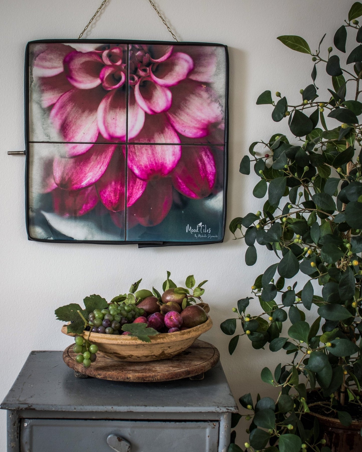 smuk stort flisebillede 40x40cm med en pink dahlia. Til dig der elsker blomster i hjemmet. Perfekt til billedevæg.