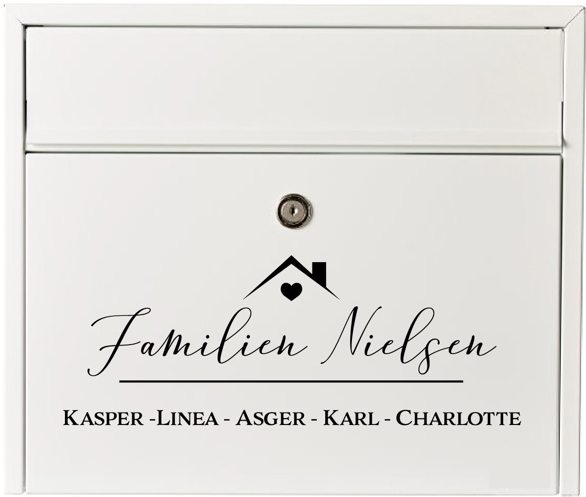 Postkasse klistermærke med navne på hele husstandens beboer. Smukt og elegant i sort folie som passer perfekt på en hvid postkasse.  