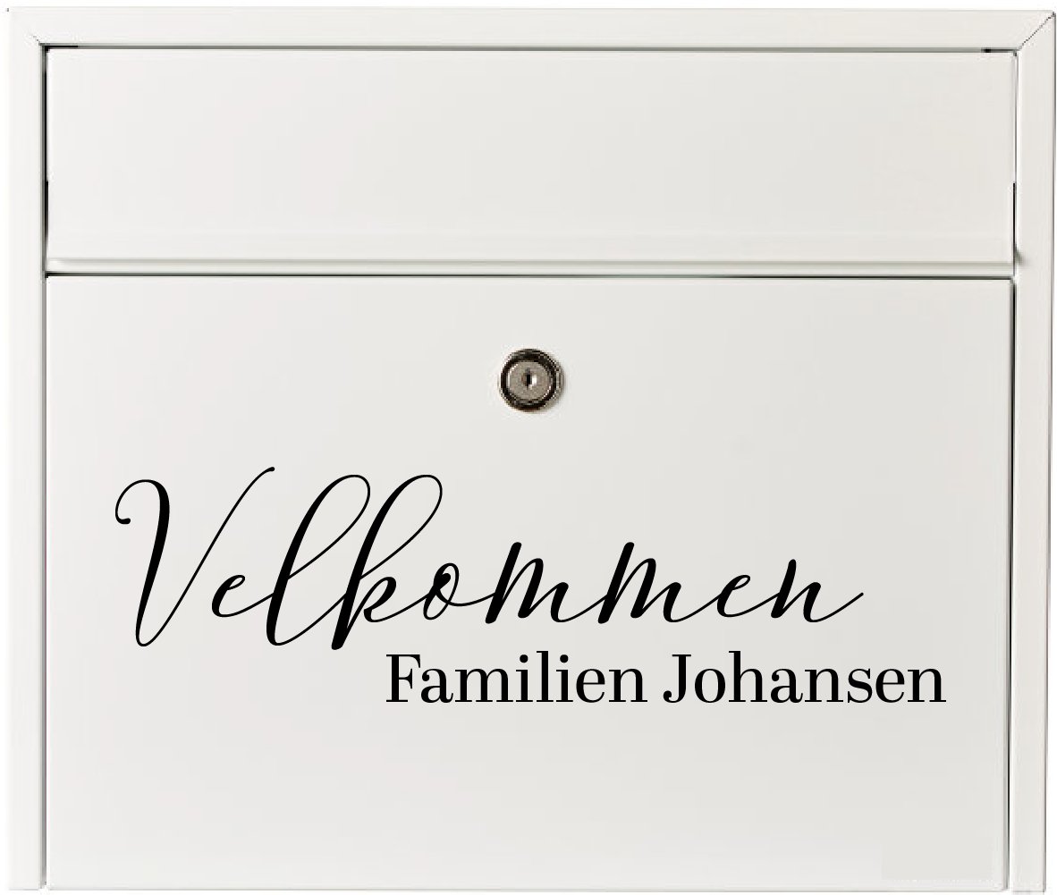 Postkasse klistermærke med teksten velkommen, familien og så dit efternavn. Klistermærket er lavet i klassisk og simpelt design. Postkasseklistermærket er lavet af sort folie og her påsat en hvid postkasse