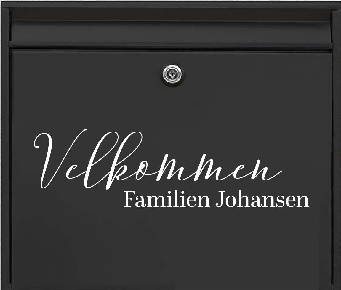 Klistermærke til postkassen med teksten Velkommen, familien og så dit efternavn. Klassisk og simpelt. Klistermærket er lavet af hvid folie og er her vist på en sort postkasse.