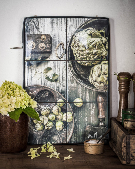 smut og elegant flisebillede fra MoodTiles. forestiller en masse vintage køkkenredskaber, potter og pander og gamle lodder. Til dig som gerne vil indrette unikt og anderledes og som godt kan lide vintage og chik rustik og fransk landstil