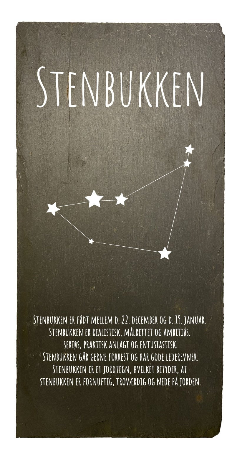 Smukt stjernetegn lavet på en skiferplade som måler 20x40cm. Der er tale om genbrugsskifer fra gamle bygninger i Danmark, der må derfor forventes patina og brugsspor. Hvert stjernetegn er der unik og kan godt afvige fra hinanden i skiltets udtryk.