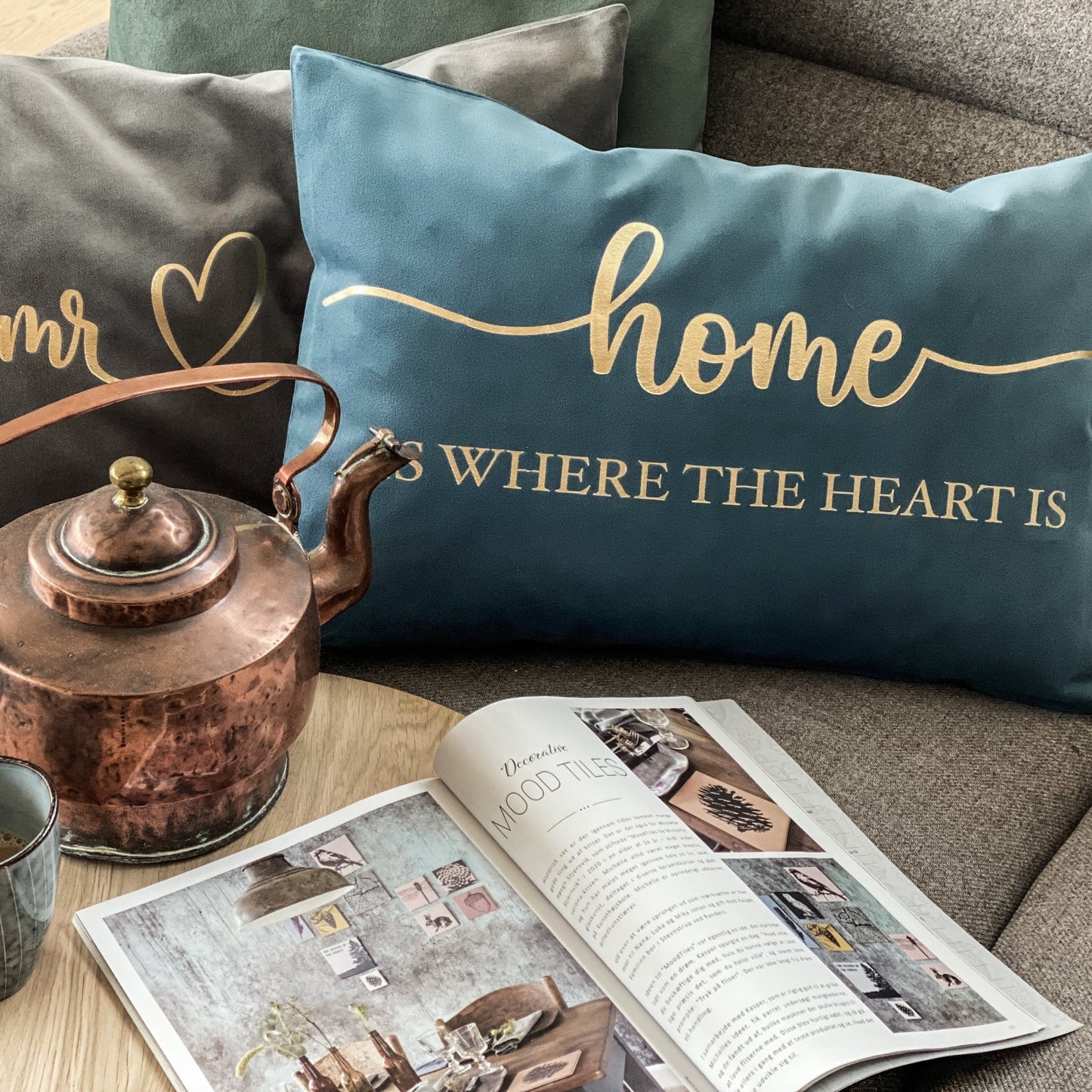 Velourpude med citat: Home is where the heart is. 40x60cm - MoodTiles